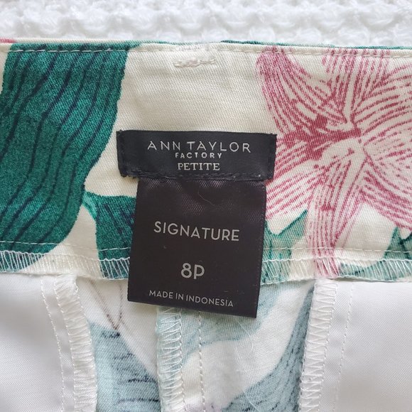 Ann Taylor Cropped Leg Pants Floral - Picture 2 of 7